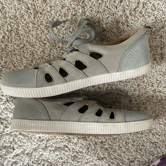 Women’s Mulberry suede sneakers by Earth Size 7B Gray Silver - Picture 4 of 7